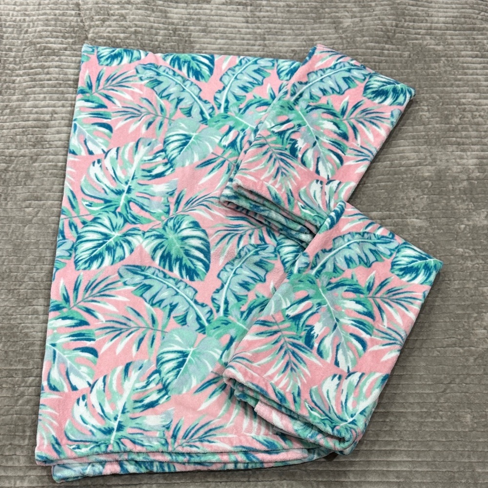 Pink Tropical Leaf Towel Set